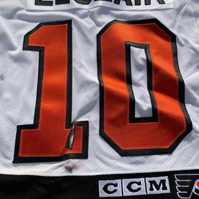 LOT 262 A: NHL Philadelphia Flyers Leclair & Lindros Jerseys Size Junior Small / Medium & Large / X-Large