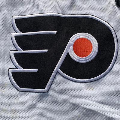 LOT 262 A: NHL Philadelphia Flyers Leclair & Lindros Jerseys Size Junior Small / Medium & Large / X-Large