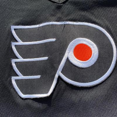 LOT 262 A: NHL Philadelphia Flyers Leclair & Lindros Jerseys Size Junior Small / Medium & Large / X-Large