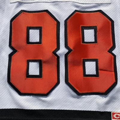 LOT 262 A: NHL Philadelphia Flyers Leclair & Lindros Jerseys Size Junior Small / Medium & Large / X-Large