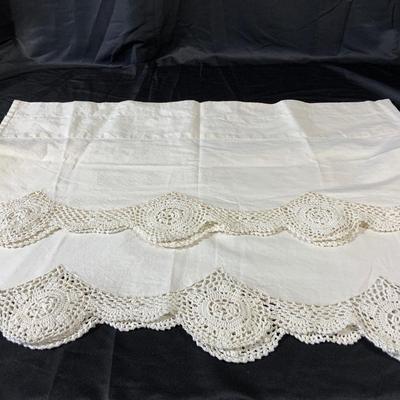 Lot of Lace curtains. Including a pair of valances