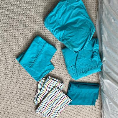 Lot 138 Turquoise sheet set and striped pillow cases (Q)
