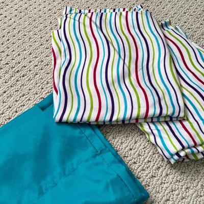 Lot 138 Turquoise sheet set and striped pillow cases (Q)