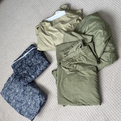 Lot 139 Green bedskirt, green sheet set , blue paisley sheet set (Q)