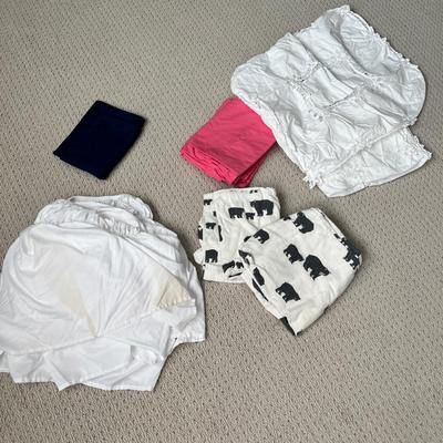 Lot 141 6 pillow cases (flannel bears, 2 pink, 2 white shams