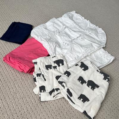 Lot 141 6 pillow cases (flannel bears, 2 pink, 2 white shams