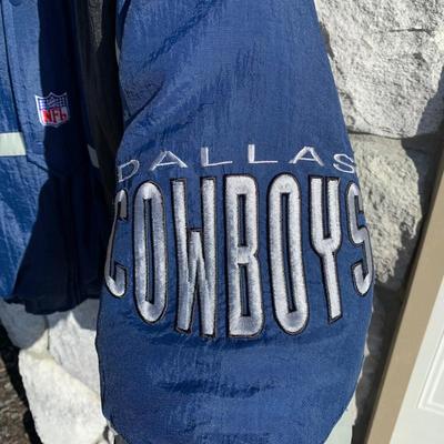 LOT 269 A: NFL Pro Line Logo Athletic Dallas Cowboys Puffer Jacket