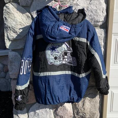 LOT 269 A: NFL Pro Line Logo Athletic Dallas Cowboys Puffer Jacket