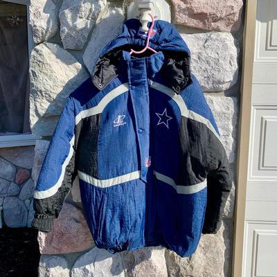 LOT 269 A: NFL Pro Line Logo Athletic Dallas Cowboys Puffer Jacket