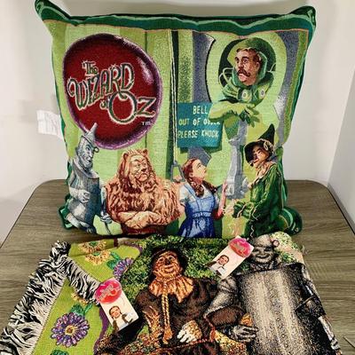 LOT 279 A: NWT 2000 The Wizard Of Oz Throw Pillow & Blanket