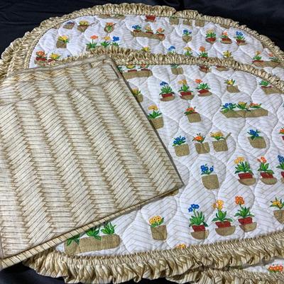 Lot of Placemats, Napkins and kitchen towels