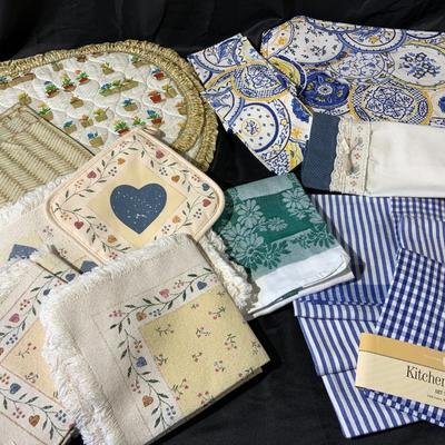 Lot of Placemats, Napkins and kitchen towels