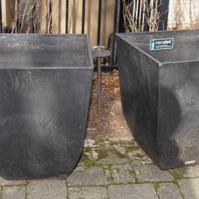 PAIR OF VERDEK INDOOR /OUTDOOR V-RESIN PLANTERS