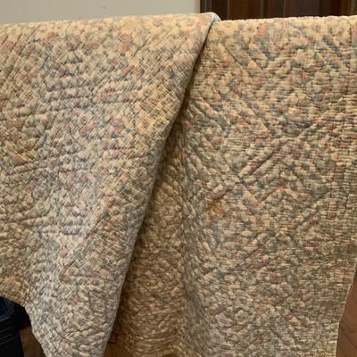 Vintage quilt 68“ x 60“. Block pattern. Hand quilted.