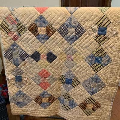 Vintage quilt 68“ x 60“. Block pattern. Hand quilted.