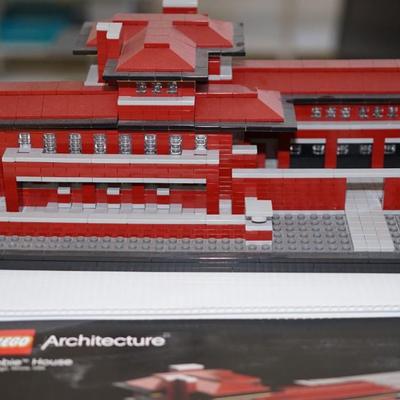 LEGO ARCHITECTURE FRANK LLOYD WRIGHT ROBIE HOUSE BUILDING KIT /BUILT