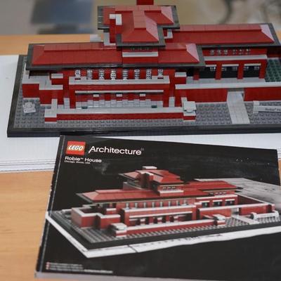 LEGO ARCHITECTURE FRANK LLOYD WRIGHT ROBIE HOUSE BUILDING KIT /BUILT