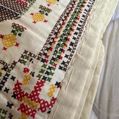 Vintage quilted lightweight blanket 67“ x 84“