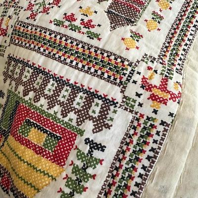 Vintage quilted lightweight blanket 67“ x 84“