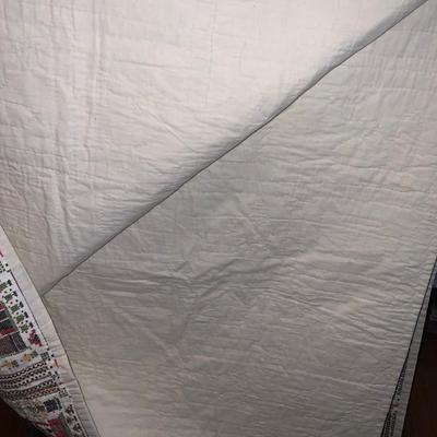 Vintage quilted lightweight blanket 67“ x 84“