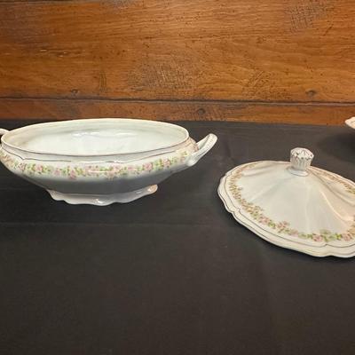 Vienna Austria The Munich China & Semi Vitreous Porcelain Gravy Boat