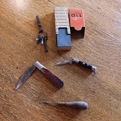 2 POCKET KNIVES, SHARPENING STONE, OLD KEYS AND A WOODEN HANDLE AWL