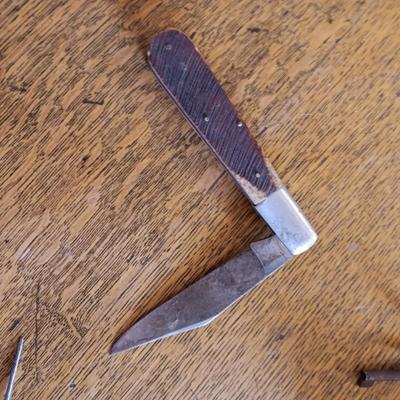 2 POCKET KNIVES, SHARPENING STONE, OLD KEYS AND A WOODEN HANDLE AWL