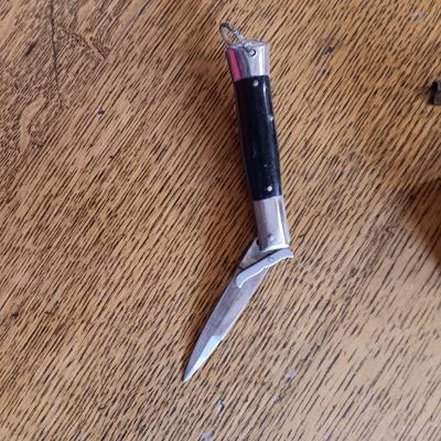 2 POCKET KNIVES, SHARPENING STONE, OLD KEYS AND A WOODEN HANDLE AWL