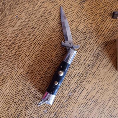 2 POCKET KNIVES, SHARPENING STONE, OLD KEYS AND A WOODEN HANDLE AWL