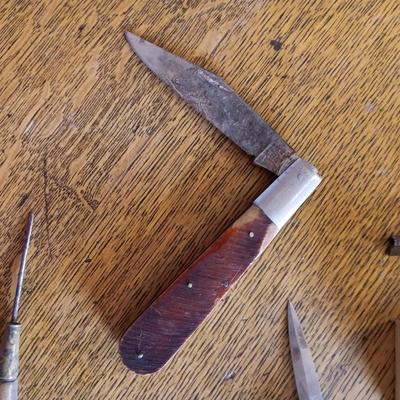 2 POCKET KNIVES, SHARPENING STONE, OLD KEYS AND A WOODEN HANDLE AWL
