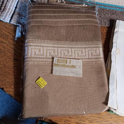 2 LINEN TABLECLOTHS, 2 WOVEN RUGS AND A BLANKET FROM MEXICO