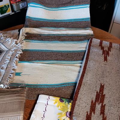 2 LINEN TABLECLOTHS, 2 WOVEN RUGS AND A BLANKET FROM MEXICO