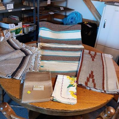 2 LINEN TABLECLOTHS, 2 WOVEN RUGS AND A BLANKET FROM MEXICO