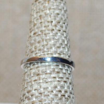 Size 5 Oval Translucent Red Stone Ring with Full Surround on a Silver Tone Band (3.4g)