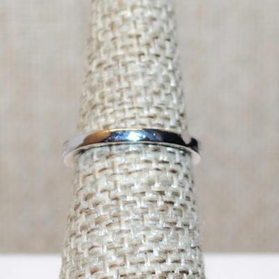 Size 5½ Oval Red Stone Ring in a Glitter Starburst Setting with a Silver Tone Band (4.7g)