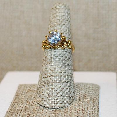 Size 6 Marked .925 Large Single CLEAR Round Stone Ring in a 9 Point Setting on a Silver Gold Colored Band (4.2g)