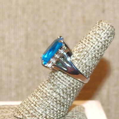 Size 6 Large Blue Rectangle Stone Ring with Vertical Side Accents on a Silver Tone Band (8.0g)