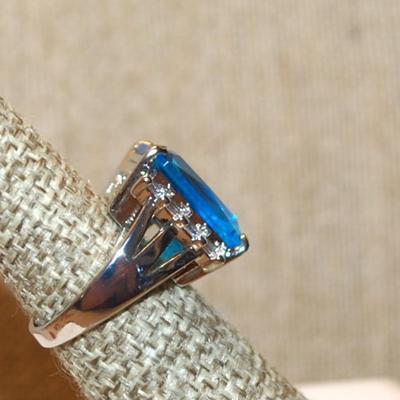 Size 6 Large Blue Rectangle Stone Ring with Vertical Side Accents on a Silver Tone Band (8.0g)