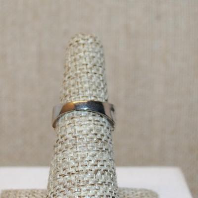 Size 6 Marked .925 Round Clear Main Stone Ring with Side Panels & Triple Stone Lines on a Silver Band (5.1g)