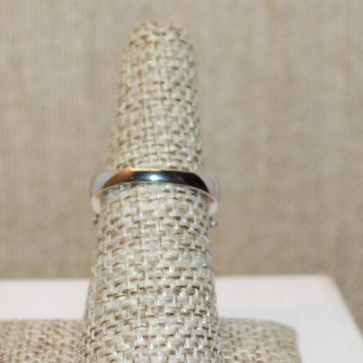 Size 6 C-Party Style Ring with 9 Green Stones & Round Accent Stones on a Silver Tone Band (5.4g)