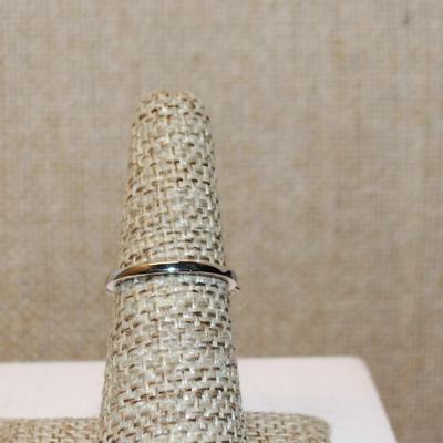 Size 6 Large Oval Clear Stone Ring with Horizontal Side Accents on a Silver Tone Band (4.4g)