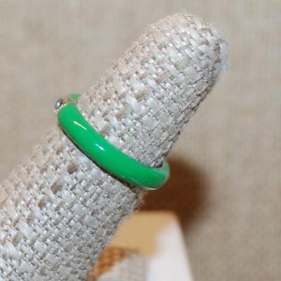Size 6 Infinity Styled LIME GREEN Ring with a Silver Color Circle Around a Single Clear Stone (2.2g)
