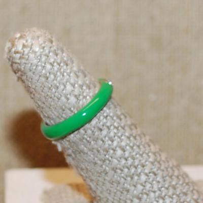 Size 6 Infinity Styled LIME GREEN Ring with a Silver Color Circle Around a Single Clear Stone (2.2g)