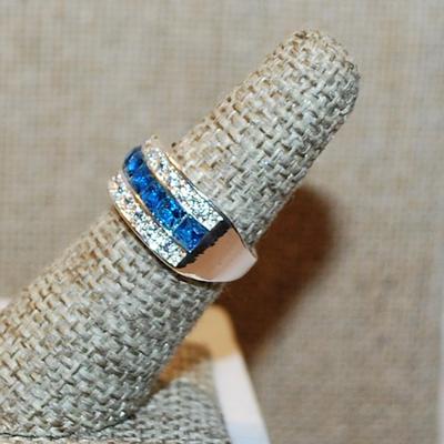 Size 6 Triple Rows of BLUE & CLEAR Stones Ring on a Silver Tone Band (5.4g)