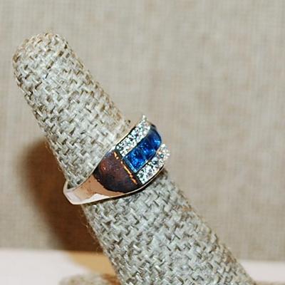 Size 6 Triple Rows of BLUE & CLEAR Stones Ring on a Silver Tone Band (5.4g)