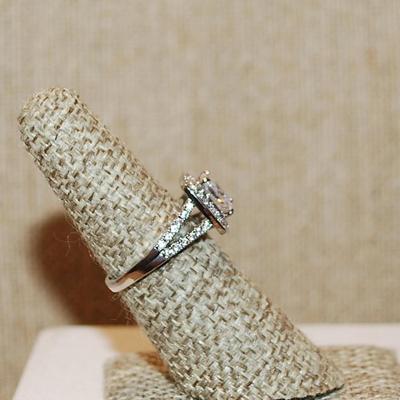 Size 6 Marked .925 Square Clear Stone Ring in a Nested Setting and Side Accent Stones on a Silver Band (3.6g)