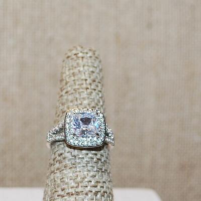 Size 6 Marked .925 Square Clear Stone Ring in a Nested Setting and Side Accent Stones on a Silver Band (3.6g)