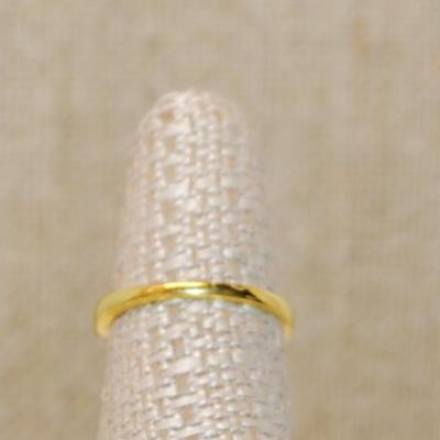 Size 6¼ Red Round Main 8 Prong Stone Ring with Clear & Red Accents Stones on a Gold Tone Band (2.7g)