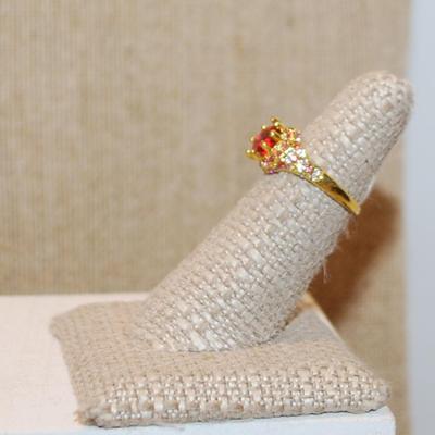 Size 6¼ Red Round Main 8 Prong Stone Ring with Clear & Red Accents Stones on a Gold Tone Band (2.7g)