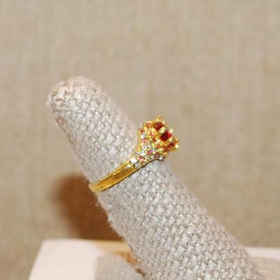 Size 6¼ Red Round Main 8 Prong Stone Ring with Clear & Red Accents Stones on a Gold Tone Band (2.7g)
